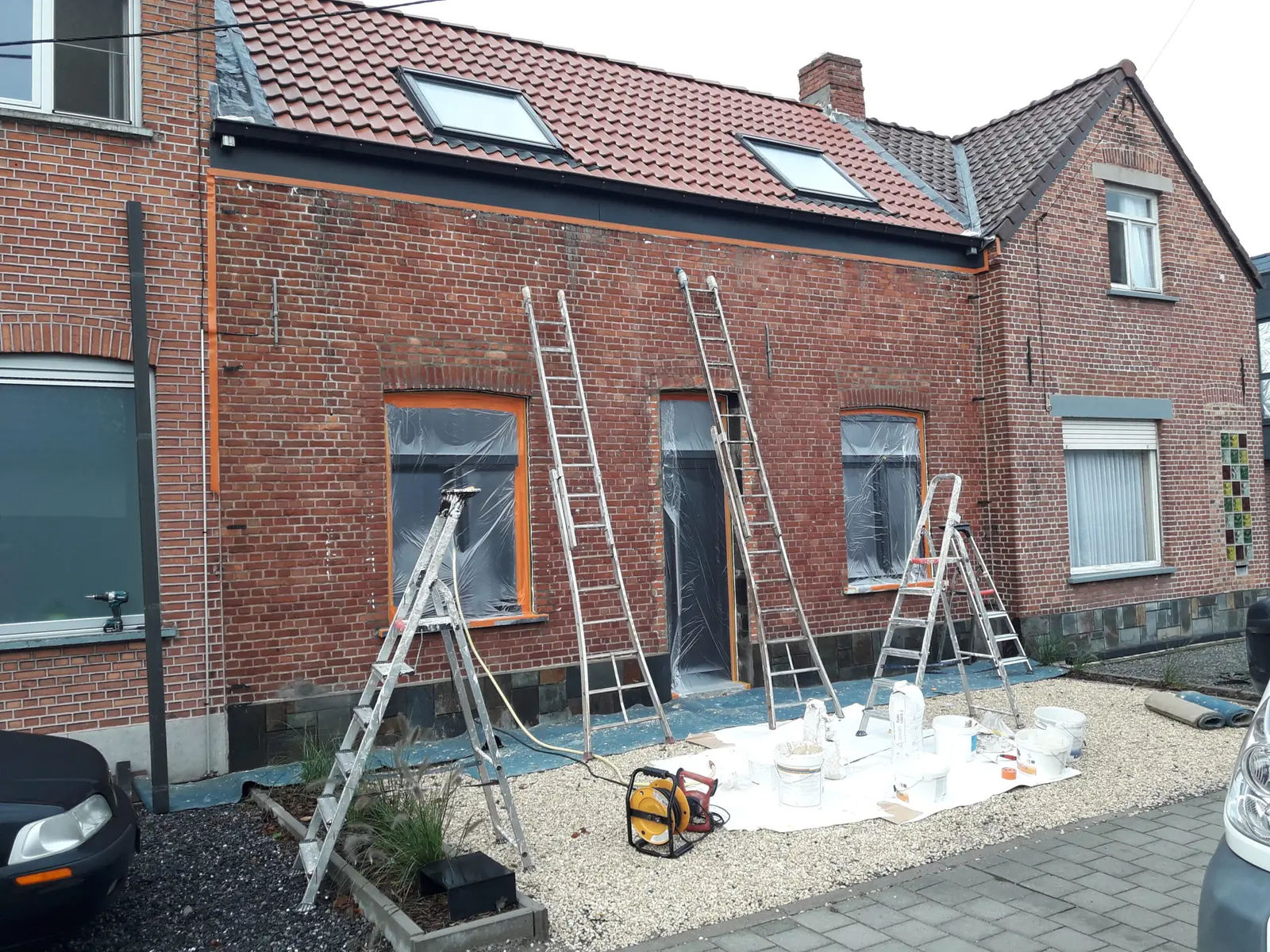 Baksteengevel met vochtvlekken vóór de gevelrenovatie
