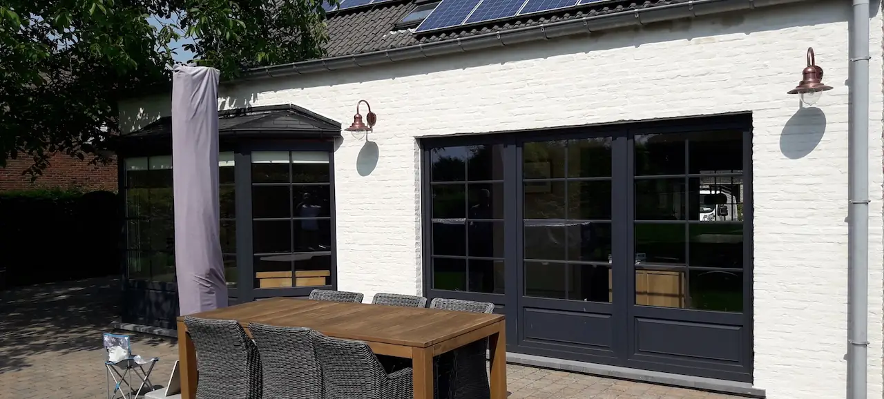 Wit gekaleide gevel met terras, uitgevoerd door Schilderwerken Mattheus