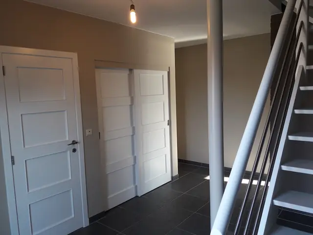 witte trap en donkergrijze binnenmuur na schilderwerken