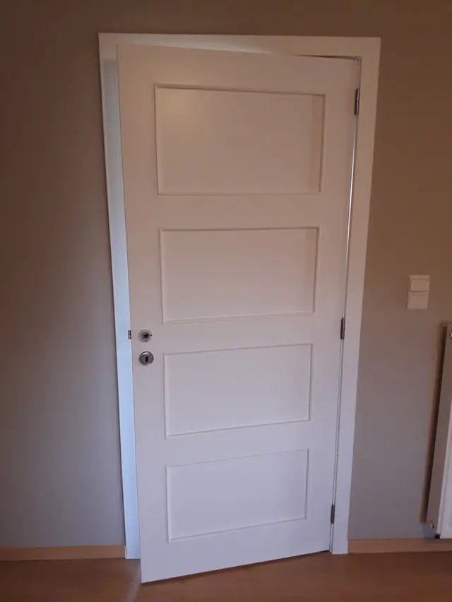 binnendeur in wit gelakt met matte muur