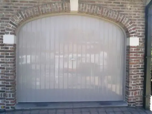 geschilderde buitenmuur en dakrand