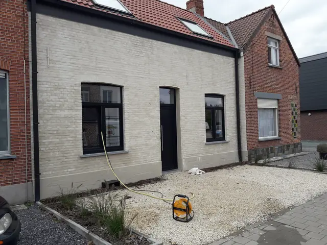 gevel in crème kaleien na gevelrenovatie