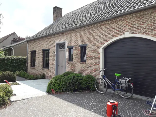 gekaleide gevel in wit